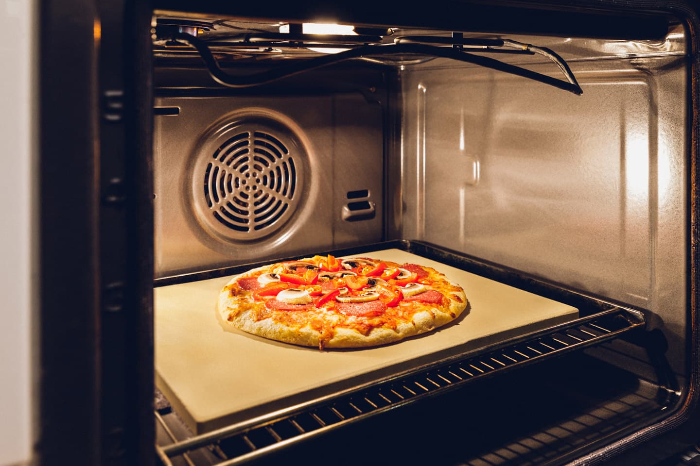Pizza auf dem Pizzastein – Schritt für Schritt Anleitung